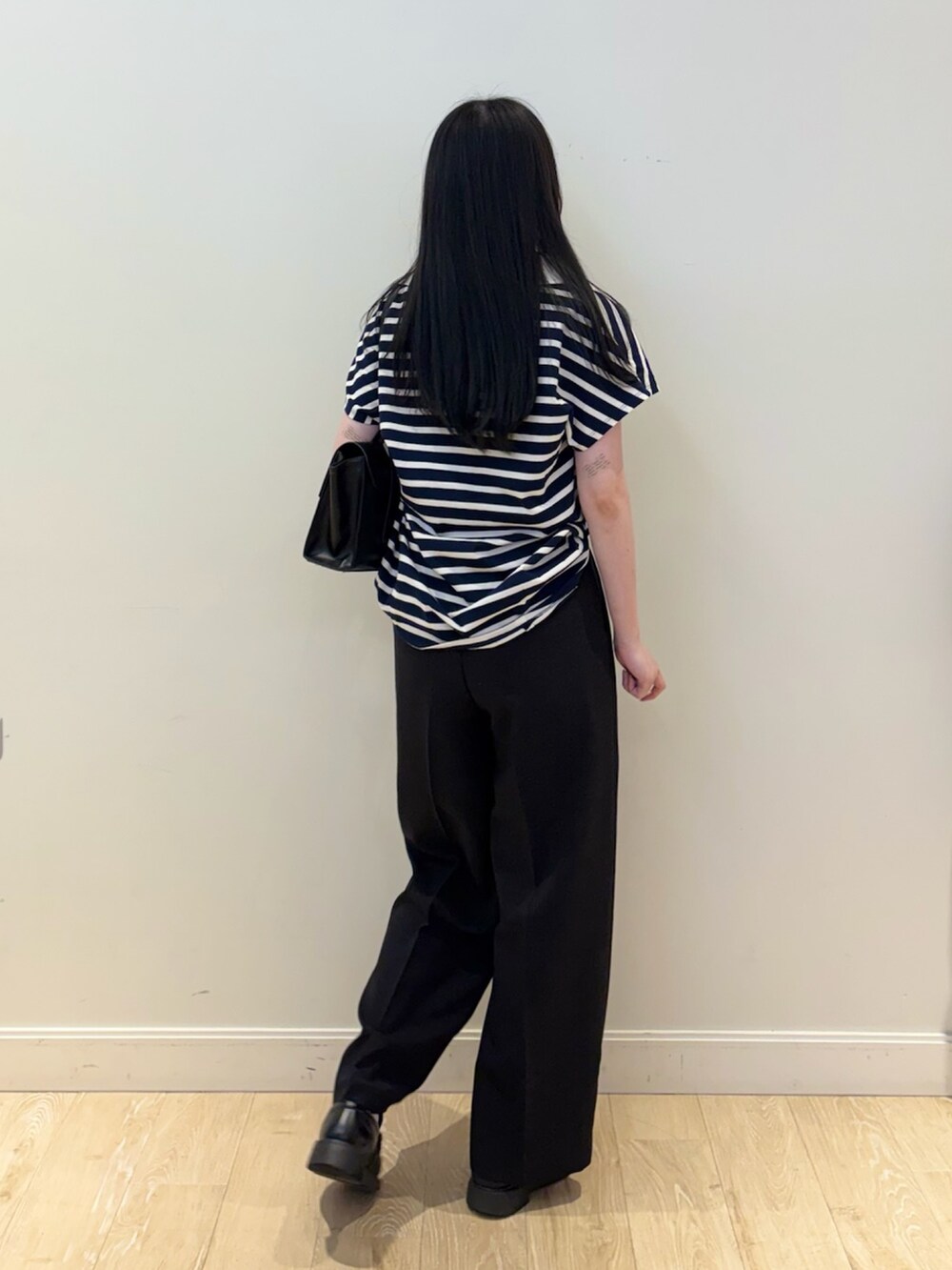 ブラック系のタンクトップ、ブルー系のTシャツ/カットソー、ブラック系のその他パンツを着用したレディースの夏コーディネートの2枚目の写真