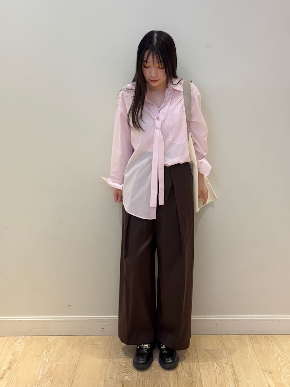 ホワイト系のエコバッグ/サブバッグ、ピンク系のシャツ/ブラウス、ブラウン系のその他パンツを着用したレディースの夏コーディネートの4枚目の写真