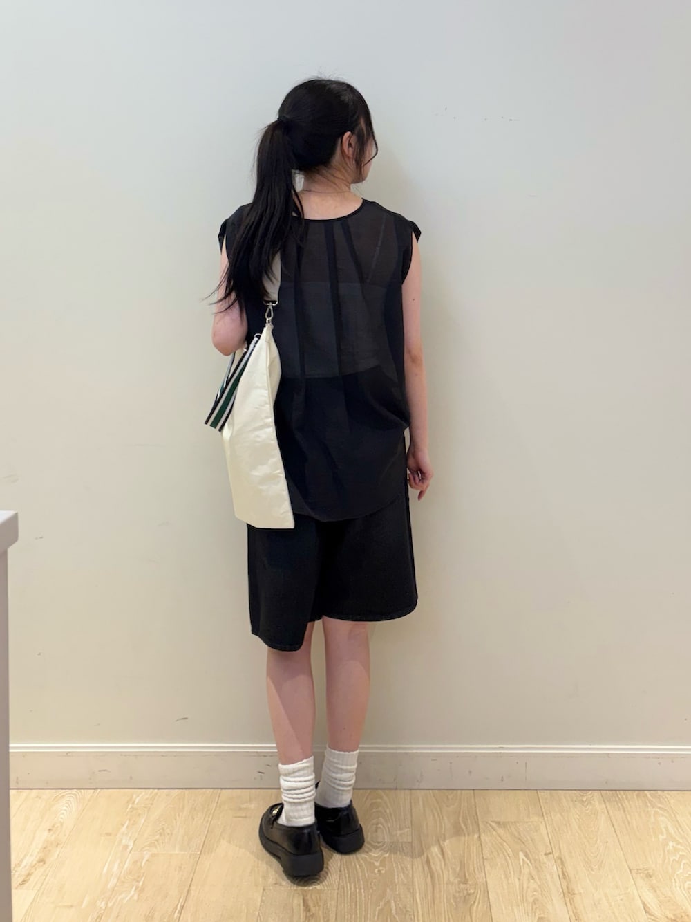 ブラック系のシャツ/ブラウス、ホワイト系のエコバッグ/サブバッグ、ブラック系のその他パンツを着用したレディースの夏コーディネートの2枚目の写真