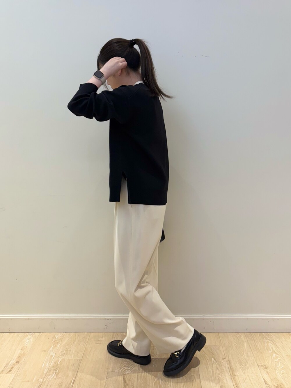 ホワイト系のその他パンツ、ブラック系のショルダーバッグ、ブラック系のタンクトップを着用したレディースの冬コーディネートの3枚目の写真