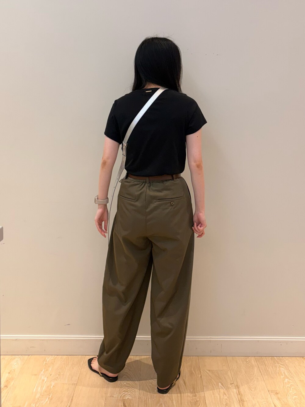 ブラック系のTシャツ/カットソー、シルバー系のショルダーバッグ、グリーン系のチノパンツを着用したレディースの夏コーディネートの2枚目の写真