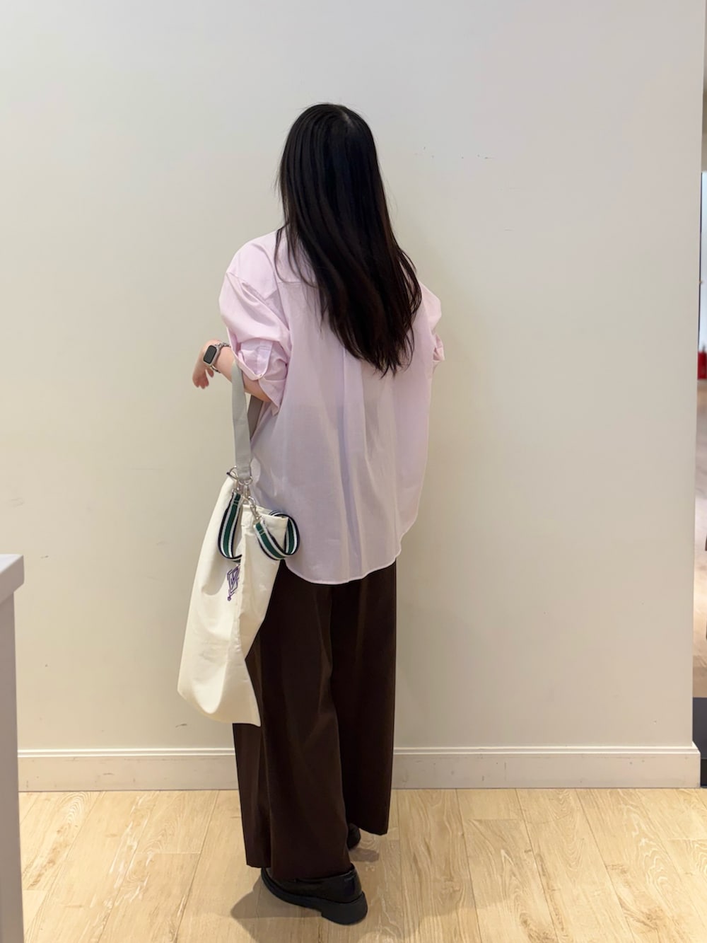 ホワイト系のエコバッグ/サブバッグ、ピンク系のシャツ/ブラウス、ブラウン系のその他パンツを着用したレディースの夏コーディネートの3枚目の写真