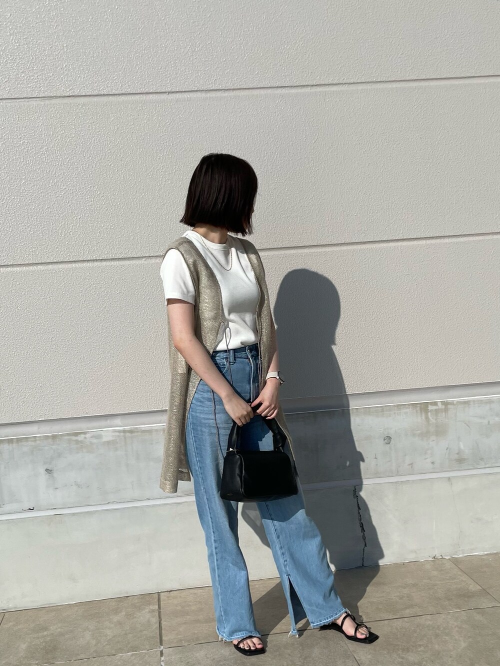 ベージュ系のブルゾン、ホワイト系のTシャツ/カットソー、ブラック系のショルダーバッグを着用したレディースの夏コーディネートの4枚目の写真