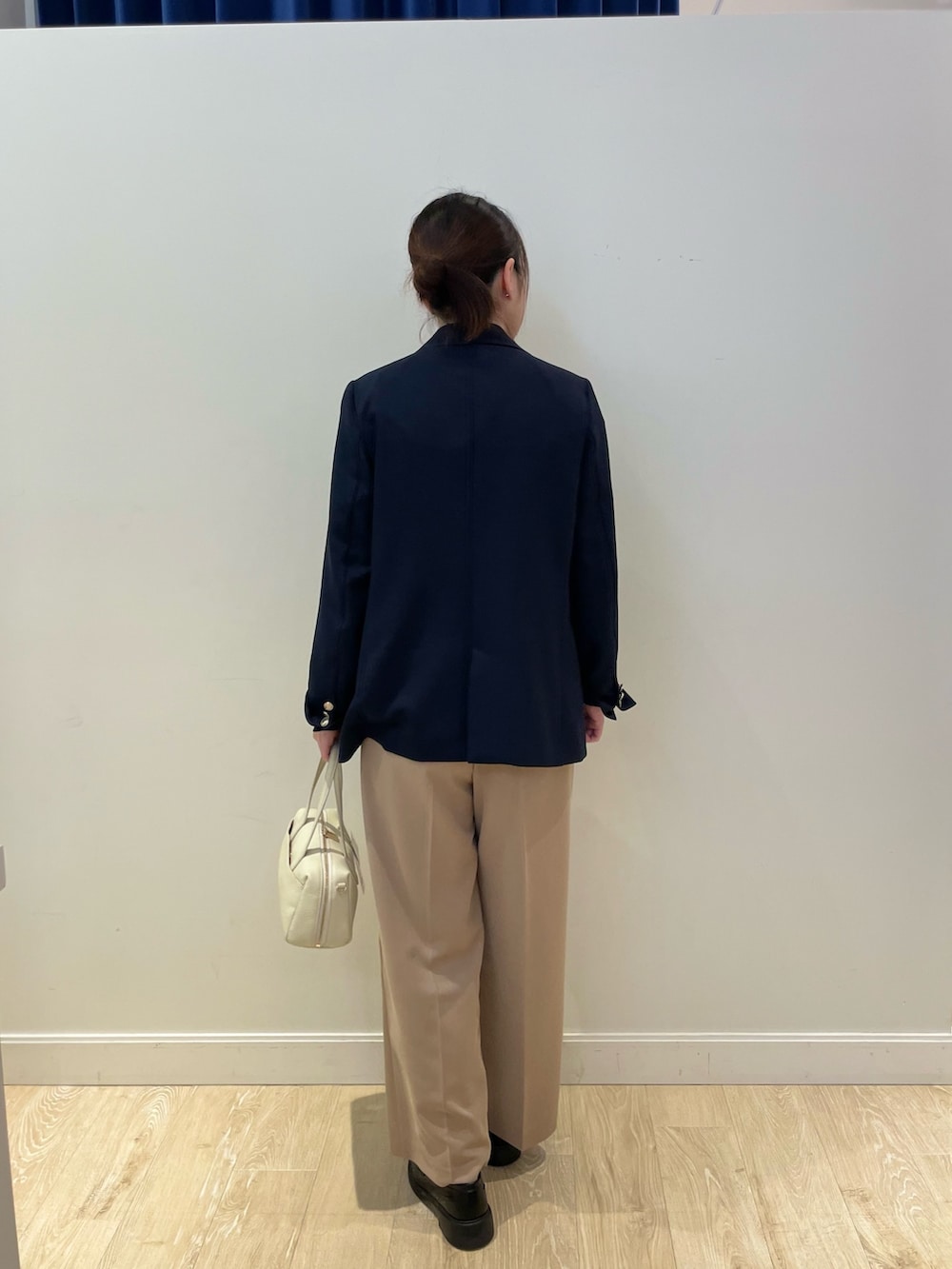 イエロー系のその他パンツ、ホワイト系のボストンバッグ、ホワイト系のシャツ/ブラウスを着用したレディースの春コーディネートの4枚目の写真