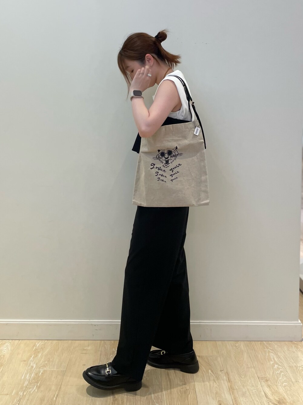 ブラック系のバックパック/リュック、ブラック系のサロペット/オーバーオール、ホワイト系のTシャツ/カットソーを着用したレディースの夏コーディネートの2枚目の写真