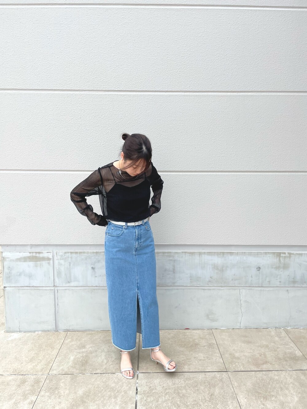 シルバー系のショルダーバッグ、シルバー系のサンダル、ブラック系のTシャツ/カットソーを着用したレディースの春コーディネートの4枚目の写真