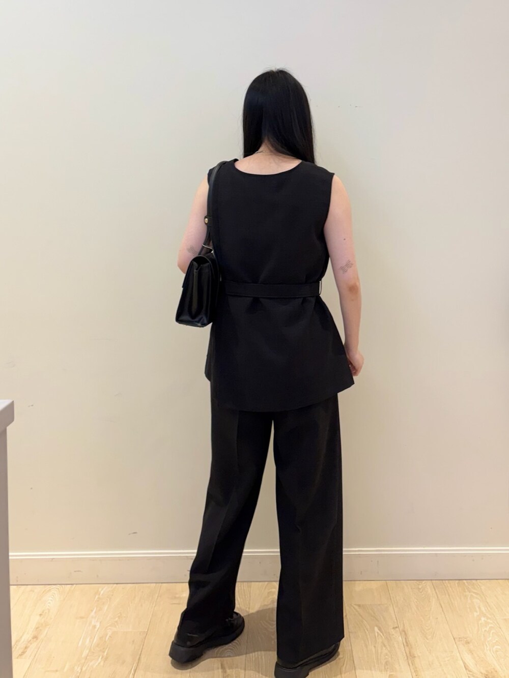 ブラック系のその他パンツ、ブラック系のベスト、ブラック系のトートバッグを着用したレディースの夏コーディネートの2枚目の写真