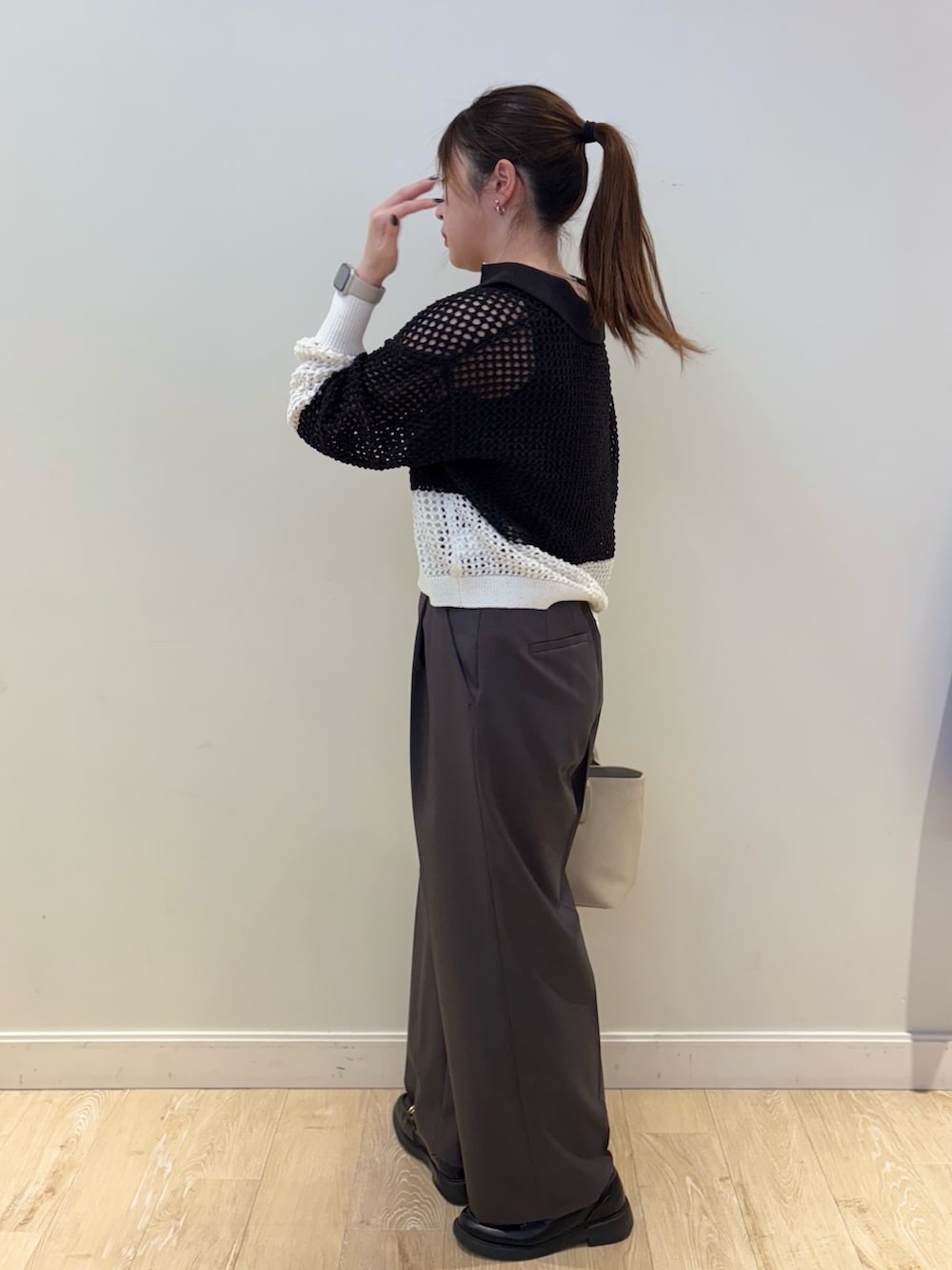 ブラック系のトートバッグ、グレー系のその他パンツ、ブラック系のニット/セーターを着用したレディースの冬コーディネートの2枚目の写真