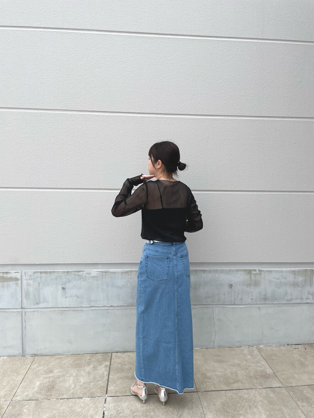 シルバー系のショルダーバッグ、シルバー系のサンダル、ブラック系のTシャツ/カットソーを着用したレディースの春コーディネートの2枚目の写真