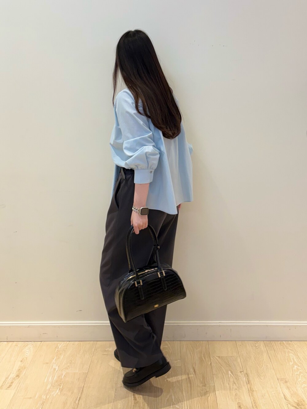 ブラック系のボストンバッグ、グレー系のその他パンツ、ブルー系のシャツ/ブラウスを着用したレディースの秋コーディネートの2枚目の写真