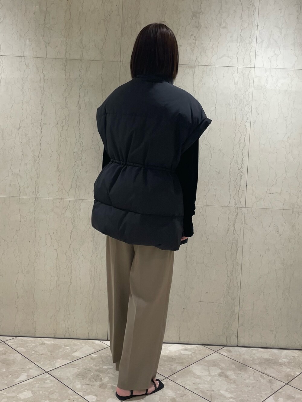 グリーン系のその他パンツ、ブラック系のダウンベスト、ブラック系のカーディガン/ボレロを着用したレディースの夏コーディネートの4枚目の写真