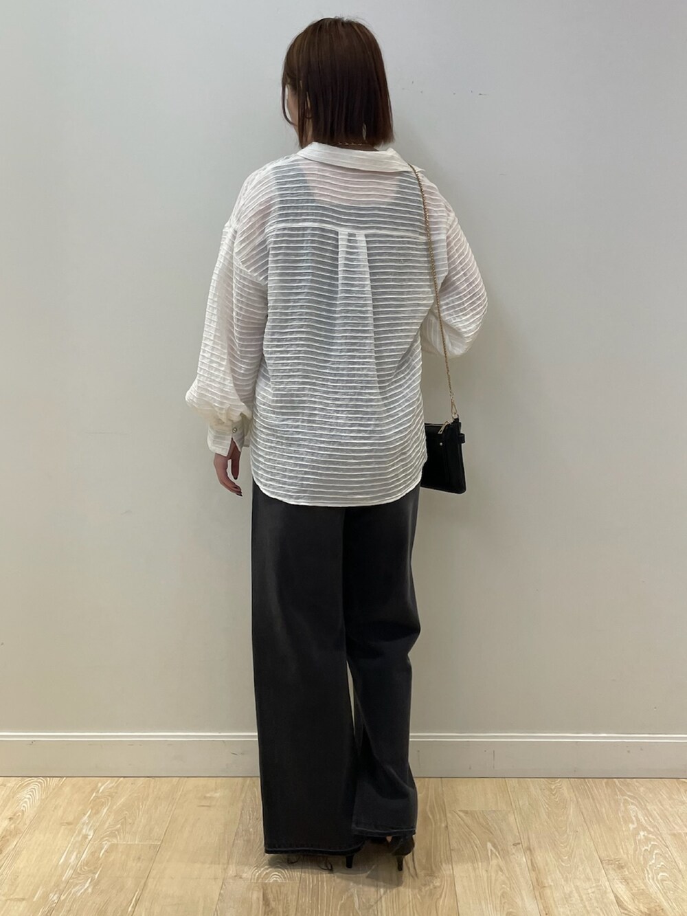 ホワイト系のシャツ/ブラウス、ブラック系のタンクトップ、グレー系のデニムパンツを着用したレディースの夏コーディネートの4枚目の写真