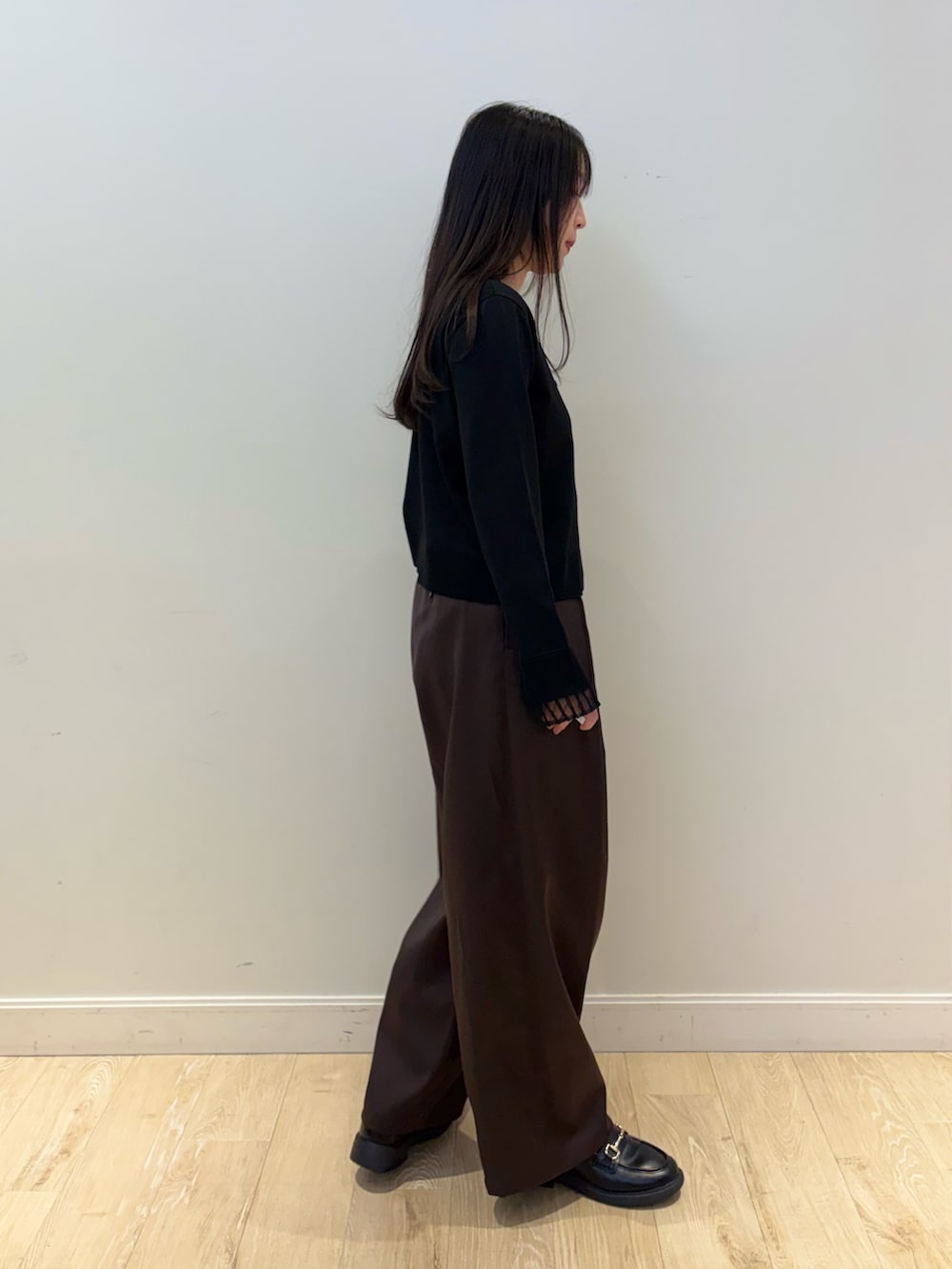 ブラウン系のその他パンツ、ブラック系のショルダーバッグ、ブラック系のカーディガン/ボレロを着用したレディースの秋コーディネートの2枚目の写真