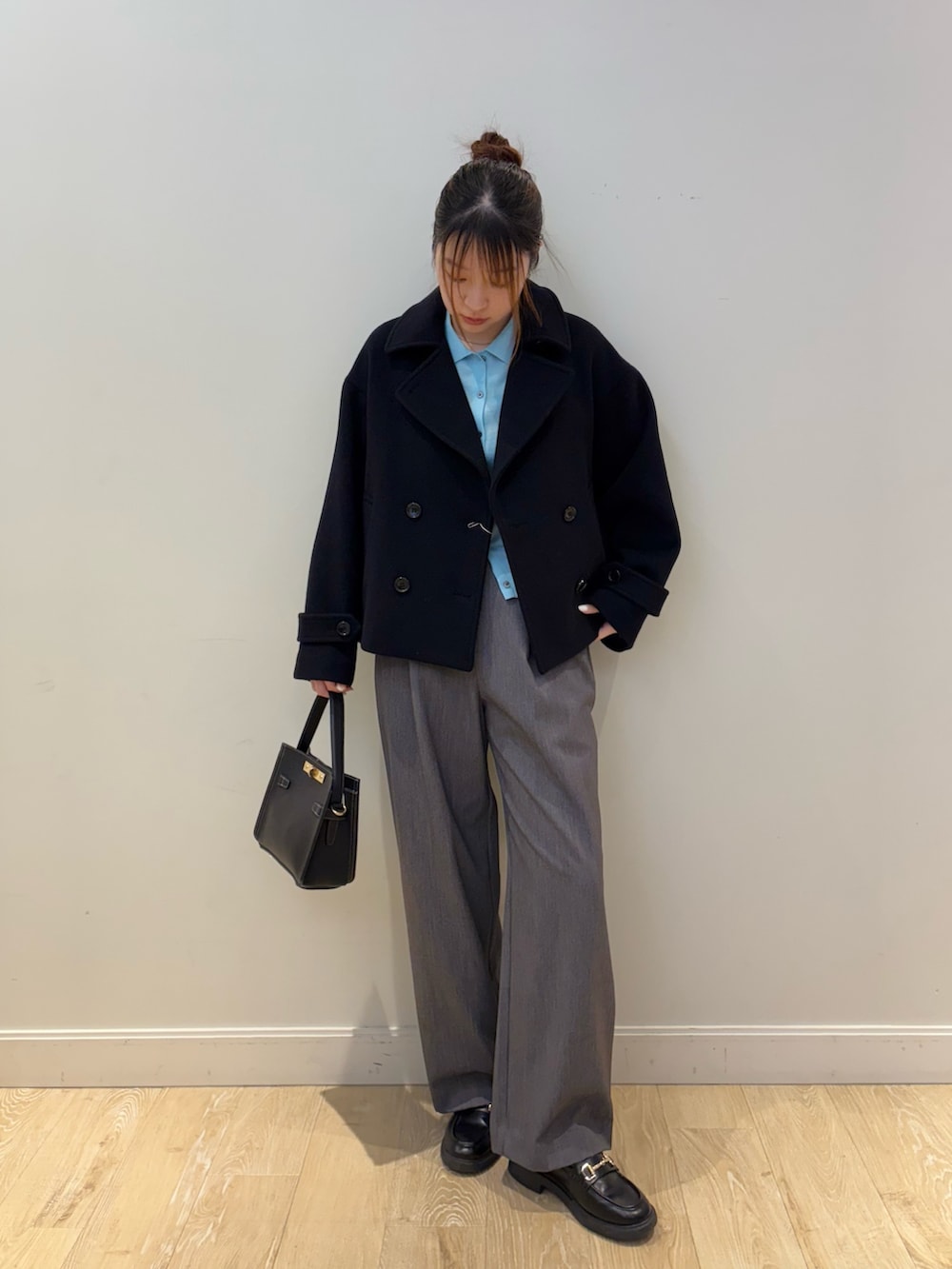 ブルー系のカーディガン/ボレロ、グレー系のその他パンツ、ブラック系のショルダーバッグを着用したレディースの秋コーディネートの3枚目の写真