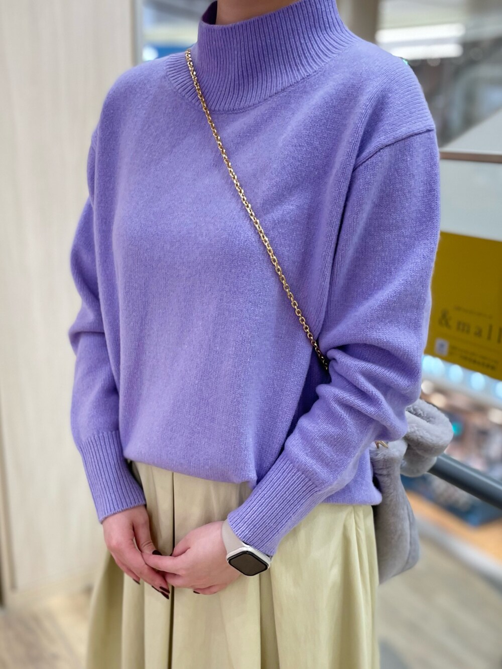 グレー系のトートバッグ、ホワイト系のニット/セーター、ベージュ系のスカートを着用したレディースの冬コーディネートの5枚目の写真