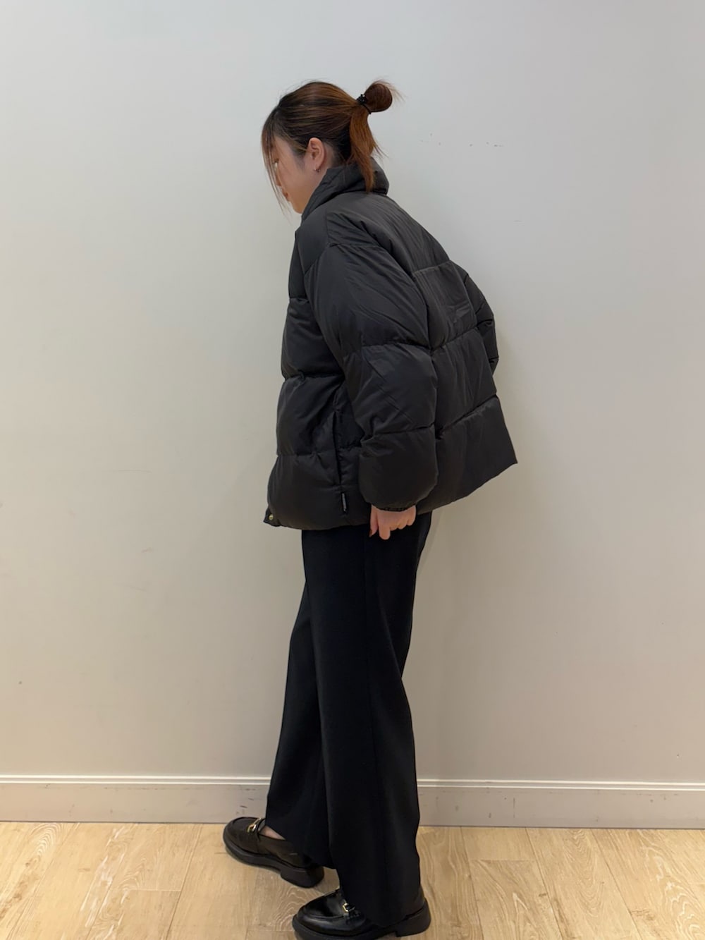 グレー系のニット/セーター、ブルー系のその他パンツ、ブラック系のベルトを着用したレディースの秋コーディネートの2枚目の写真