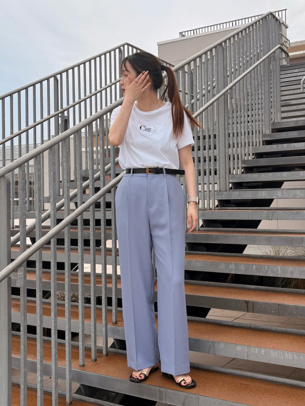 ホワイト系のTシャツ/カットソー、ブルー系のその他パンツ、ホワイト系のノーカラージャケットを着用したレディースの春コーディネートの3枚目の写真