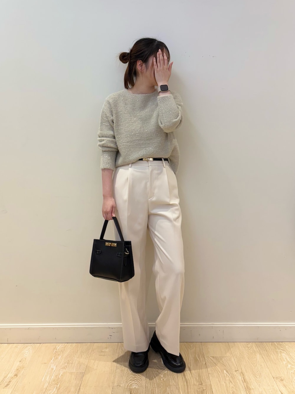ブラック系のショルダーバッグ、ホワイト系のその他パンツ、ベージュ系のニット/セーターを着用したレディースの冬コーディネートの3枚目の写真