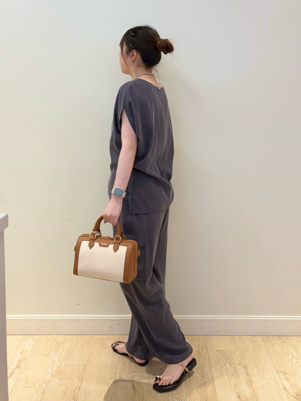 グレー系のシャツ/ブラウス、グレー系のカーゴパンツ、ブラウン系のボストンバッグを着用したレディースの春コーディネートの2枚目の写真