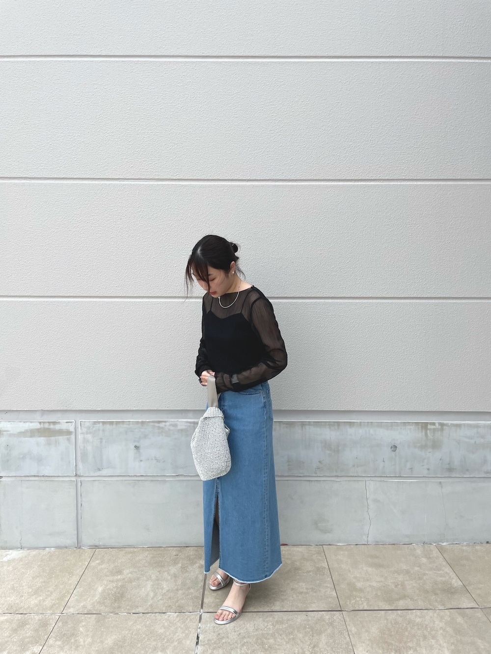 シルバー系のショルダーバッグ、シルバー系のサンダル、ブラック系のTシャツ/カットソーを着用したレディースの春コーディネートの3枚目の写真