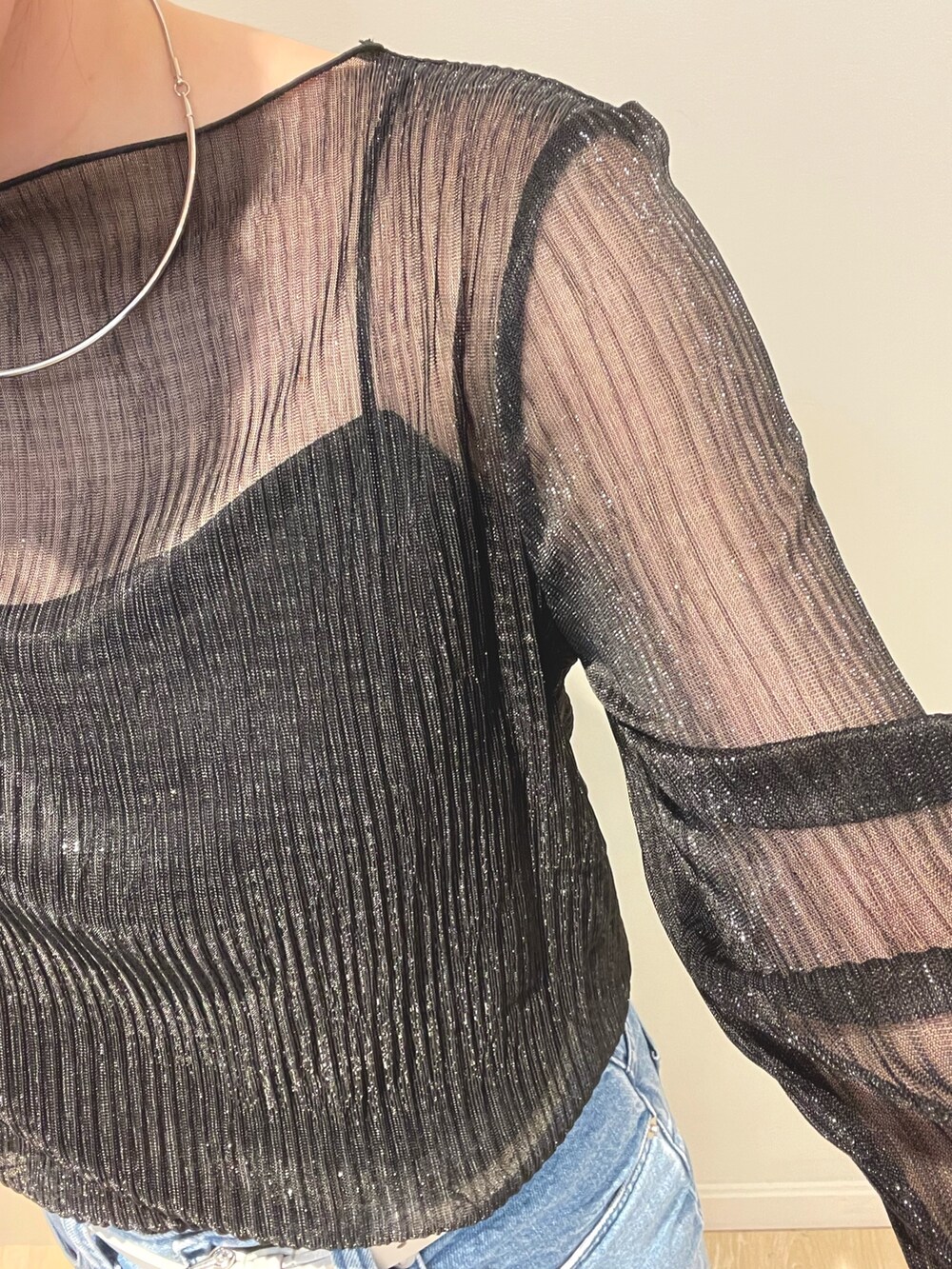 シルバー系のショルダーバッグ、シルバー系のサンダル、ブラック系のTシャツ/カットソーを着用したレディースの春コーディネートの7枚目の写真