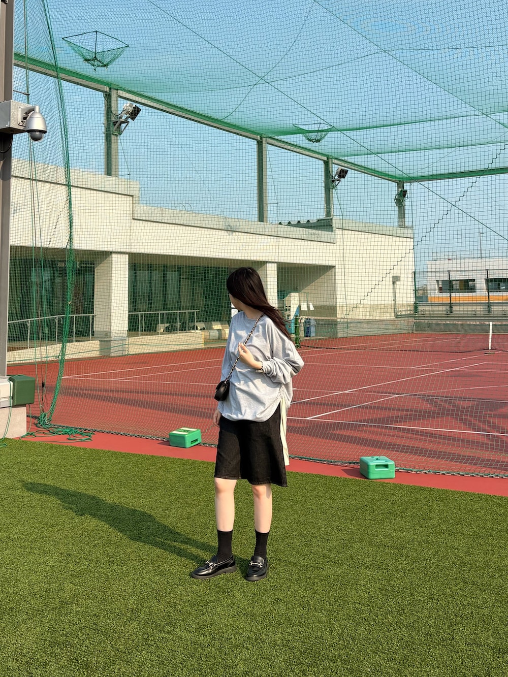 ブラック系のその他パンツ、ブラック系のショルダーバッグ、グレー系のTシャツ/カットソーを着用したレディースの夏コーディネートの4枚目の写真