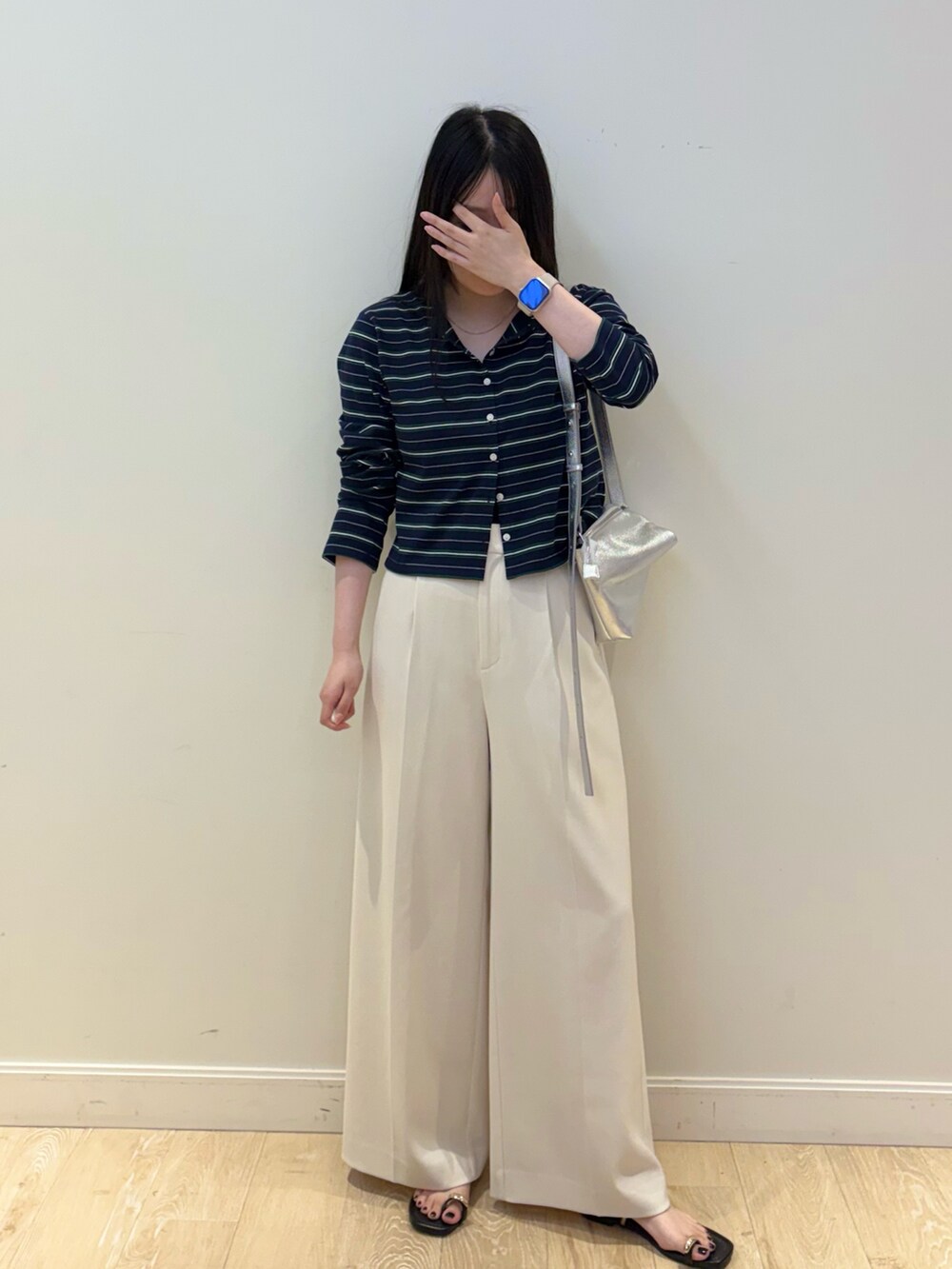 シルバー系のショルダーバッグ、ホワイト系のその他パンツ、ブルー系のカーディガン/ボレロを着用したレディースの夏コーディネートの4枚目の写真