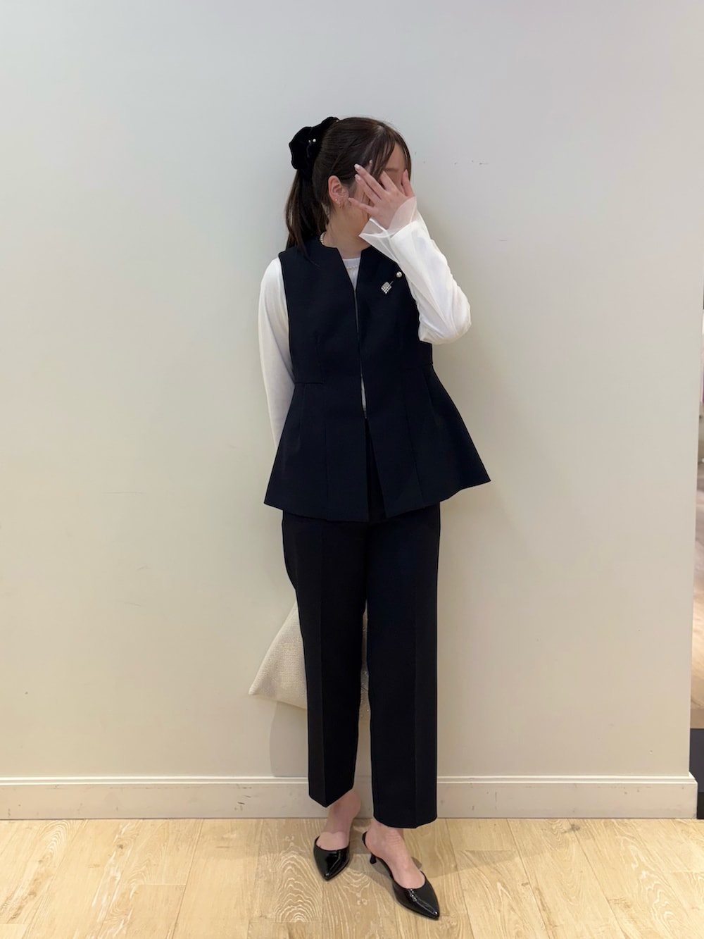 ホワイト系のシャツ/ブラウス、ホワイト系のショルダーバッグ、ブルー系のその他パンツを着用したレディースの冬コーディネートの2枚目の写真