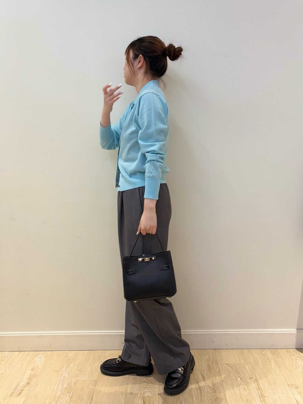 ブラック系のショルダーバッグ、グレー系のその他パンツ、ブルー系のカーディガン/ボレロを着用したレディースの秋コーディネートの2枚目の写真
