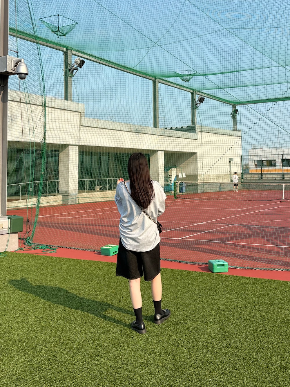 ブラック系のその他パンツ、ブラック系のショルダーバッグ、グレー系のTシャツ/カットソーを着用したレディースの夏コーディネートの3枚目の写真