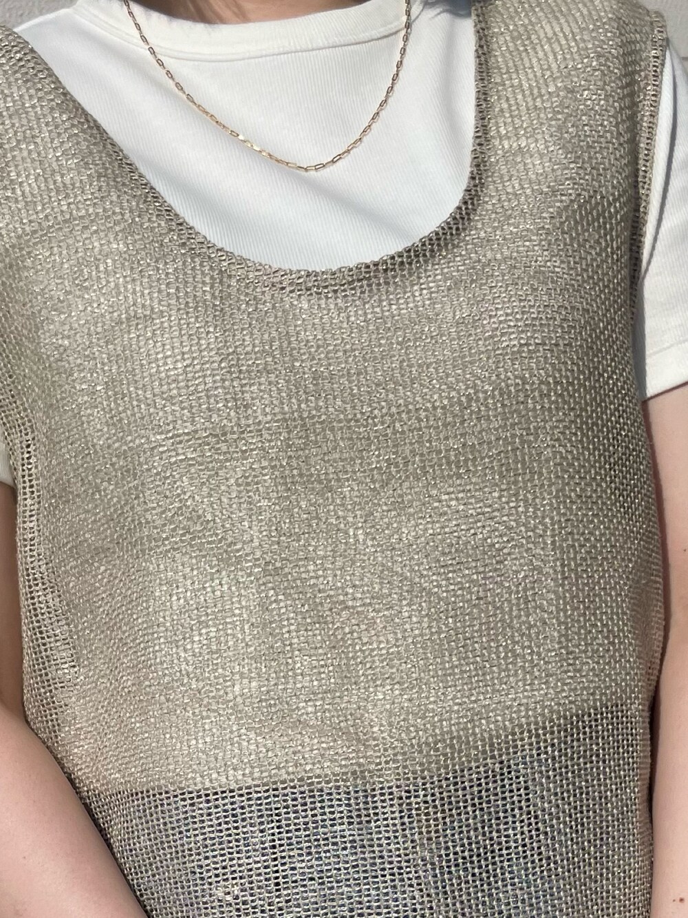 ブルー系のデニムパンツ、ブラック系のショルダーバッグ、ベージュ系のブルゾンを着用したレディースの夏コーディネートの5枚目の写真