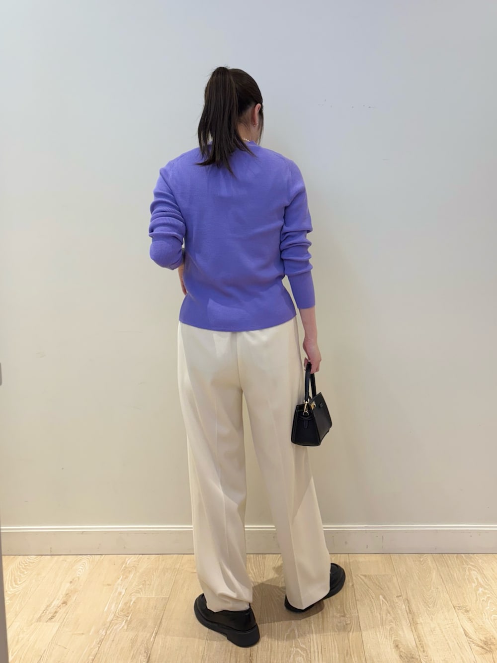 ブラック系のショルダーバッグ、ホワイト系のその他パンツ、ブラック系のタンクトップを着用したレディースの冬コーディネートの3枚目の写真