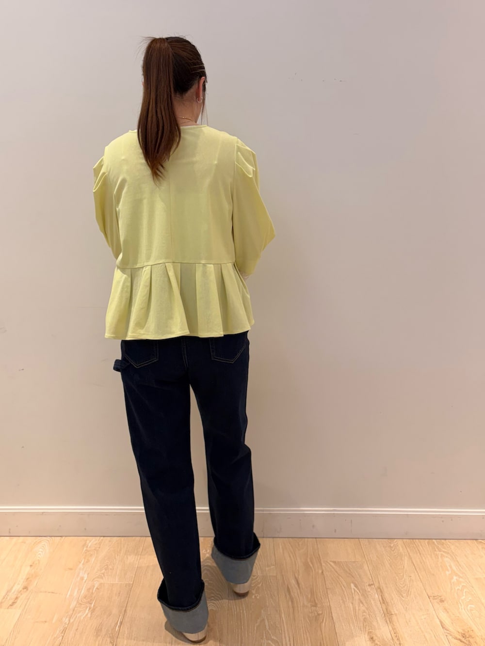 ブラック系のTシャツ/カットソー、ブラック系のボストンバッグ、ブルー系のデニムパンツを着用したレディースの春コーディネートの2枚目の写真