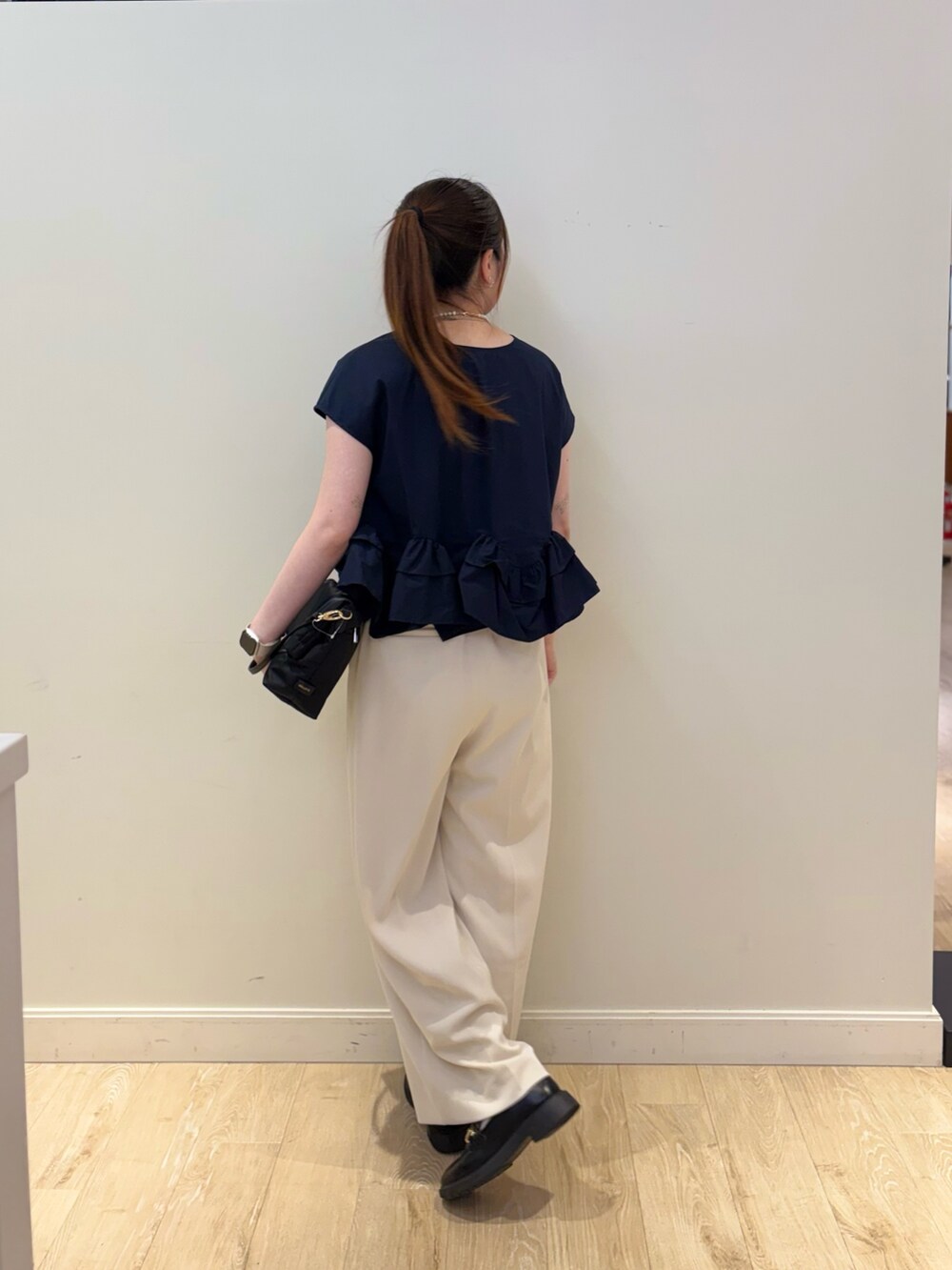 ホワイト系のその他パンツ、ブラック系のショルダーバッグ、ブルー系のシャツ/ブラウスを着用したレディースの春コーディネートの2枚目の写真