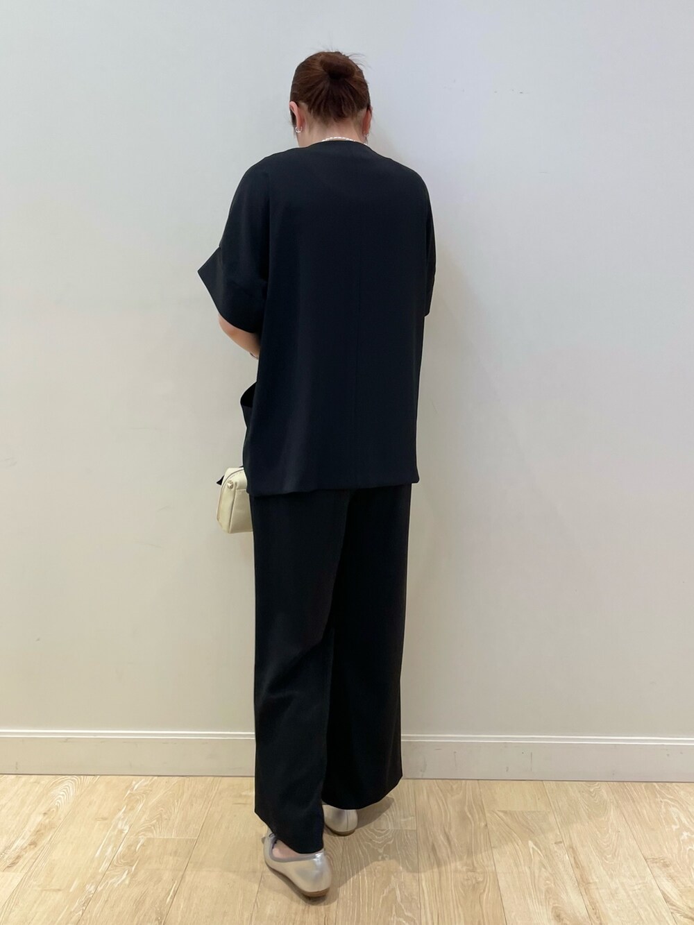 ブラック系のボストンバッグ、ブラック系のその他パンツ、ホワイト系のタンクトップを着用したレディースの春コーディネートの4枚目の写真