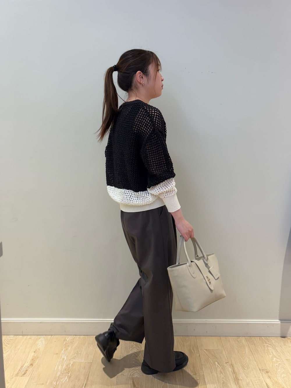 ブラック系のトートバッグ、ブラック系のタンクトップ、グレー系のその他パンツを着用したレディースの冬コーディネートの2枚目の写真