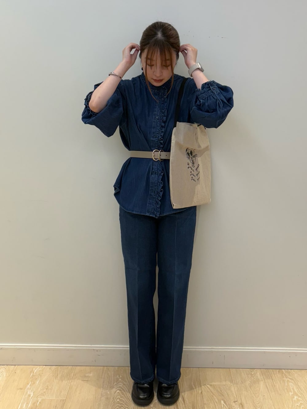 ブラック系のバックパック/リュック、ブルー系のシャツ/ブラウス、ブルー系のデニムパンツを着用したレディースの夏コーディネートの3枚目の写真