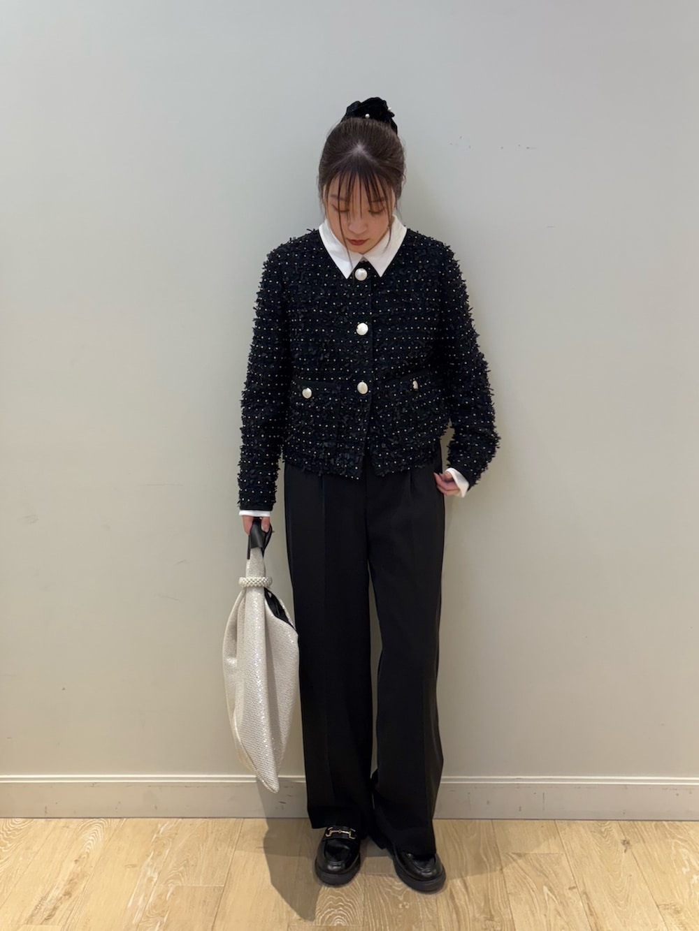 ホワイト系のシャツ/ブラウス、ブルー系のノーカラージャケット、ブラック系のその他パンツを着用したレディースの冬コーディネートの4枚目の写真