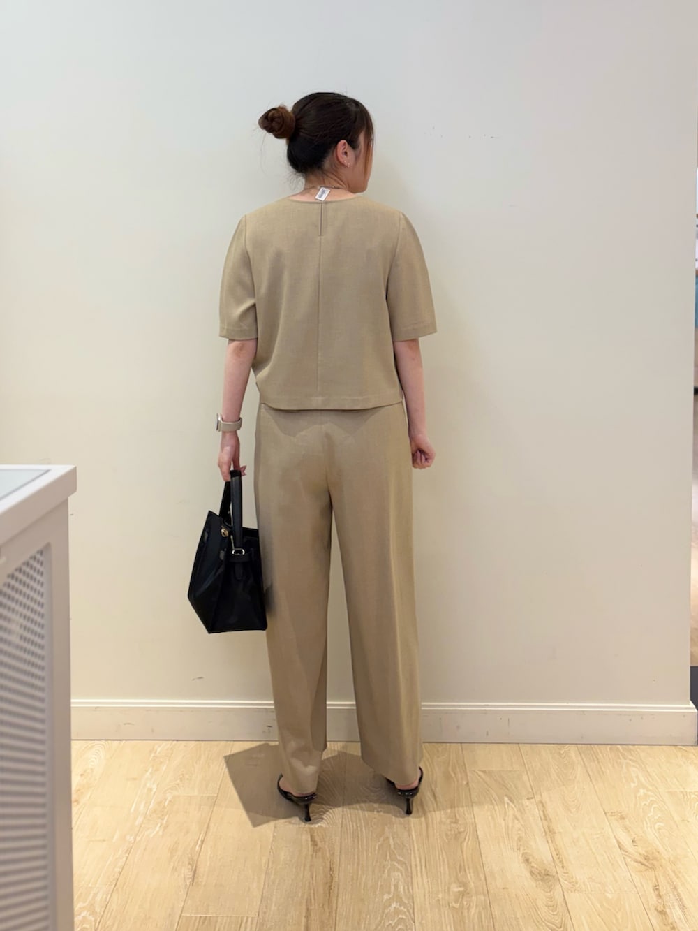 ブラック系のトートバッグ、ベージュ系のシャツ/ブラウス、ベージュ系のその他パンツを着用したレディースの春コーディネートの2枚目の写真