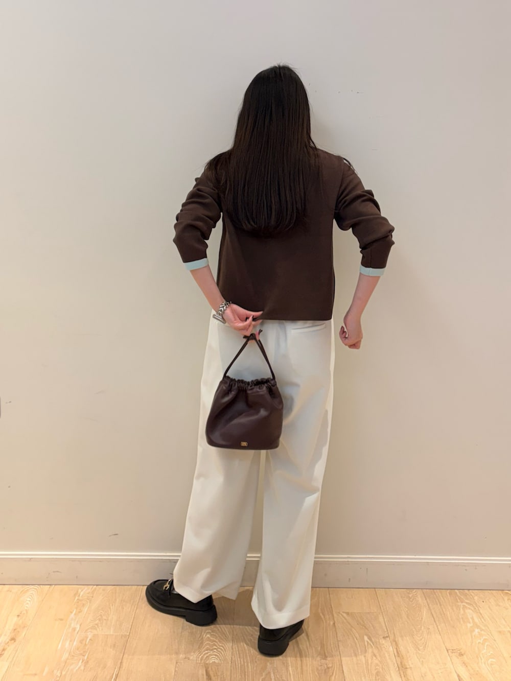 ホワイト系のその他パンツ、レッド系のショルダーバッグ、ベージュ系のカーディガン/ボレロを着用したレディースの秋コーディネートの2枚目の写真