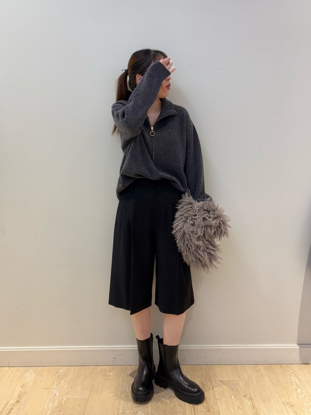 ベージュ系のショルダーバッグ、ブラック系のブーツ、ブラック系のその他パンツを着用したレディースの冬コーディネートの3枚目の写真