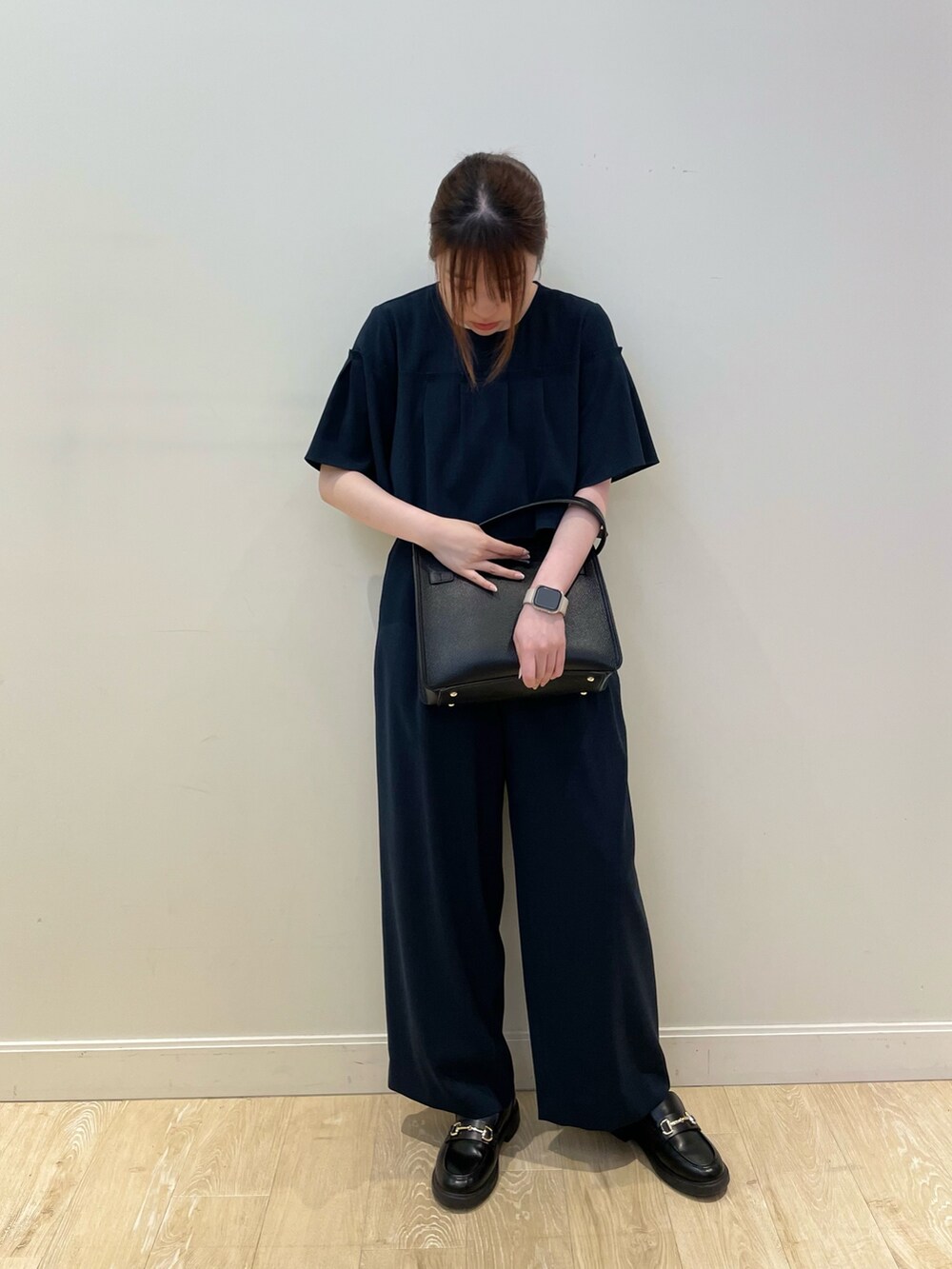 ブルー系のその他パンツ、ブルー系のシャツ/ブラウス、ブラック系のショルダーバッグを着用したレディースの春コーディネートの2枚目の写真