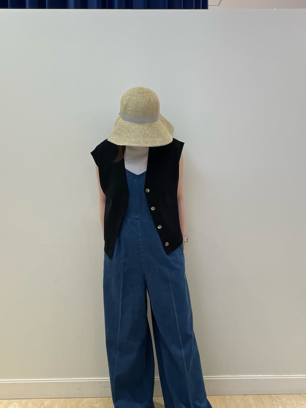 ブルー系のつなぎ/オールインワン、ホワイト系のTシャツ/カットソー、ブラック系のベストを着用したレディースの夏コーディネートの3枚目の写真