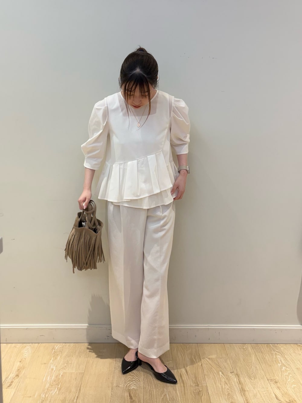 ホワイト系のタンクトップ、ホワイト系のシャツ/ブラウス、ベージュ系のショルダーバッグを着用したレディースの春コーディネートの3枚目の写真
