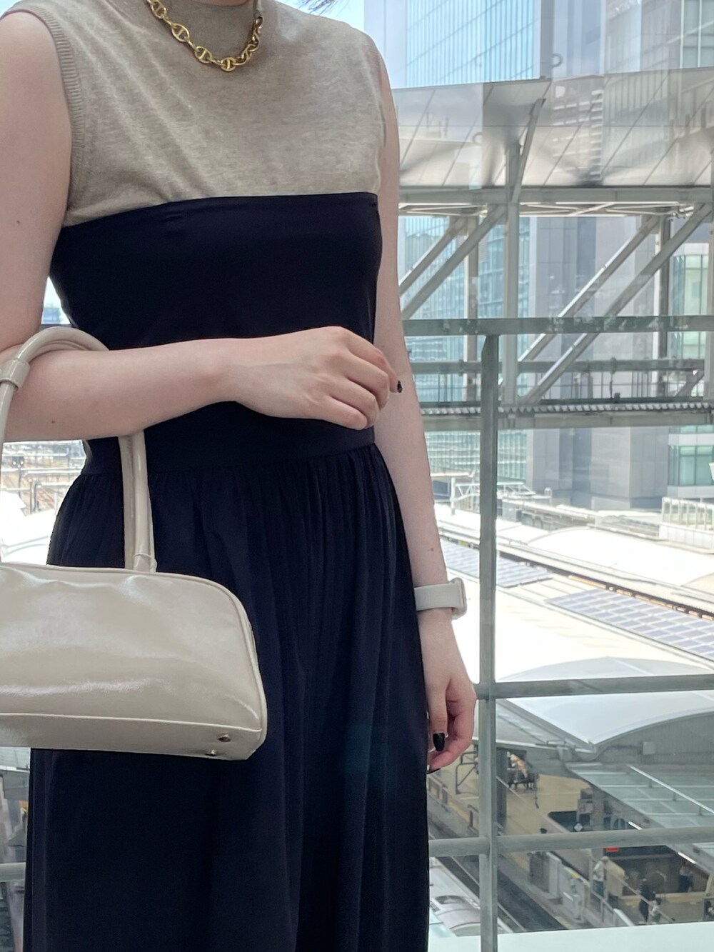 ブラック系のつなぎ/オールインワン、ホワイト系のボストンバッグ、イエロー系のニット/セーターを着用したレディースの夏コーディネートの5枚目の写真