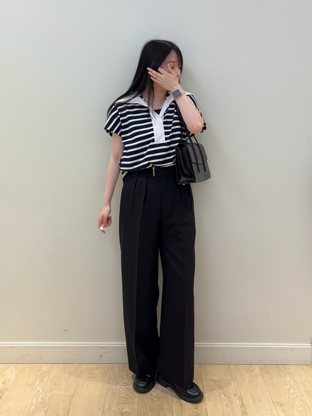 ブラック系のタンクトップ、ブルー系のTシャツ/カットソー、ブラック系のその他パンツを着用したレディースの夏コーディネートの4枚目の写真