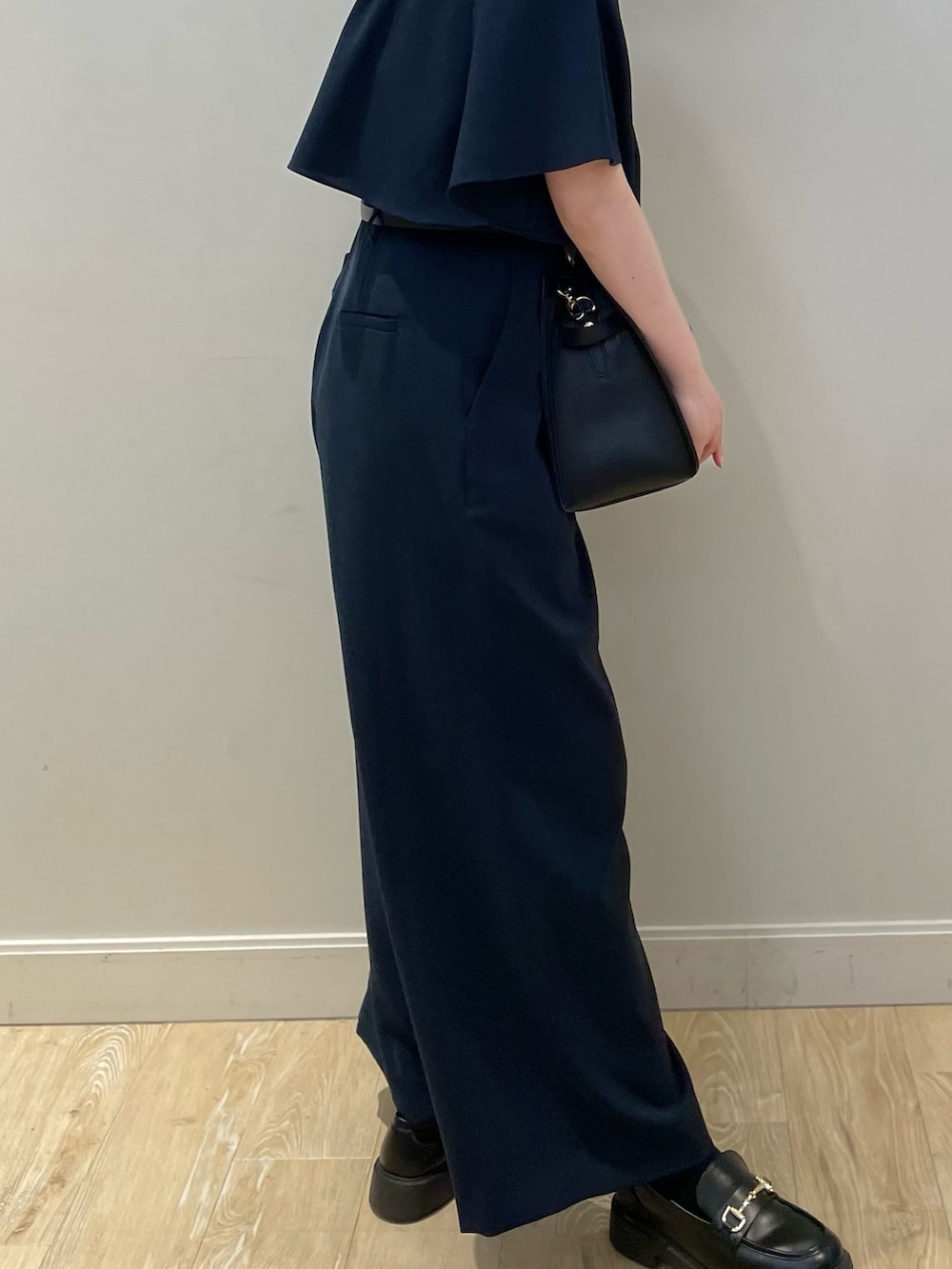 ブルー系のその他パンツ、ブルー系のシャツ/ブラウス、ブラック系のショルダーバッグを着用したレディースの春コーディネートの3枚目の写真