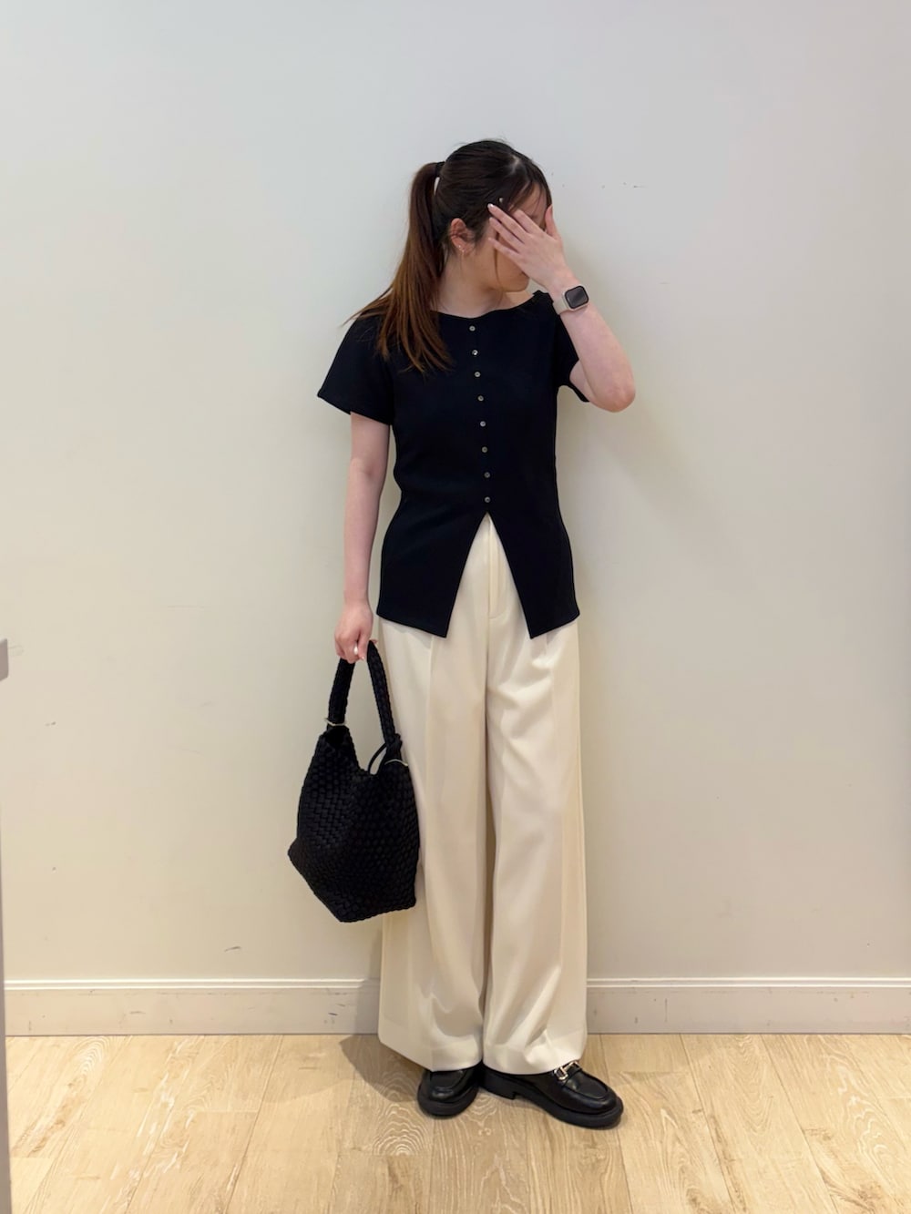 ブラック系のショルダーバッグ、ホワイト系のその他パンツ、ブラック系のTシャツ/カットソーを着用したレディースの春コーディネートの4枚目の写真