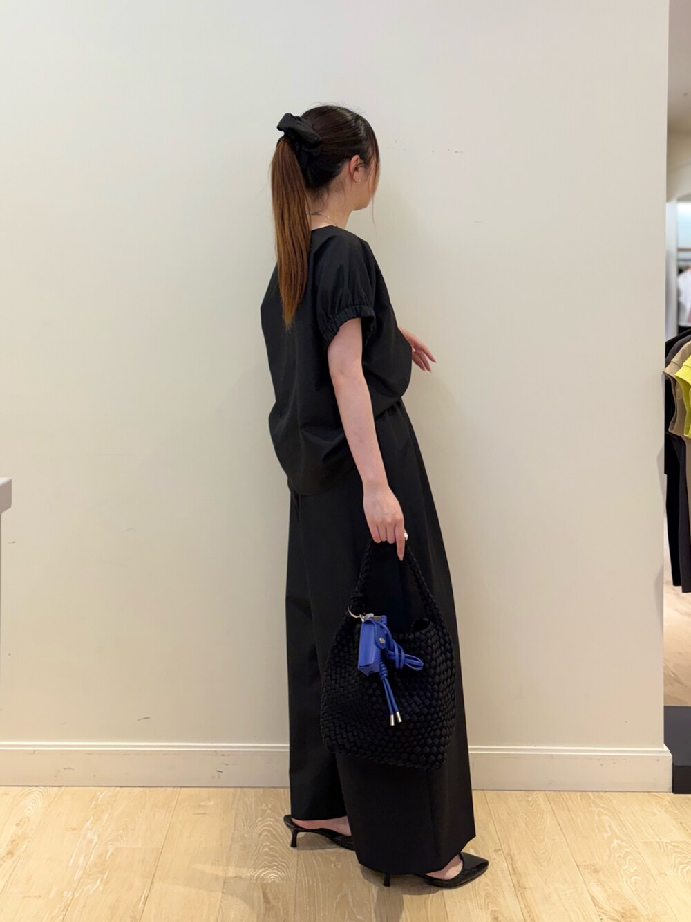 ブラック系のシャツ/ブラウス、ブラック系のその他パンツ、ブラック系のショルダーバッグを着用したレディースの夏コーディネートの4枚目の写真