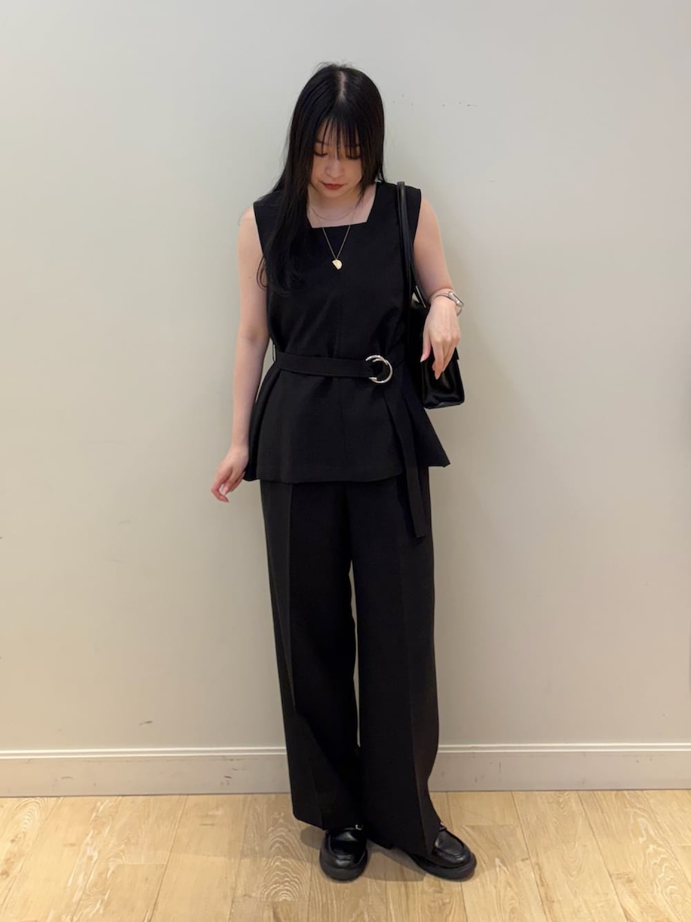 ブラック系のその他パンツ、ブラック系のベスト、ブラック系のトートバッグを着用したレディースの夏コーディネートの4枚目の写真